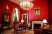 Красный зал Белого дома, украшенный к Рождеству.