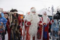 Дед Мороз из Великого Устюга вручил маленьким жителям Барнаула подарки.
