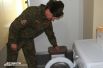 В солдатском общежитии имеются стиральные машины, микроволновые печи.