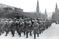 Парад на Красной площади 7 ноября 1941 года, когда немцы были под Москвой.