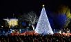 Так выглядит «национальная» рождественская елка США, установленная около Белого дома в Вашингтоне.