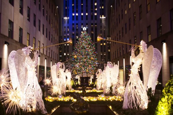Рождественская елка на территории Рокфеллер-Центра в Нью-Йорке.