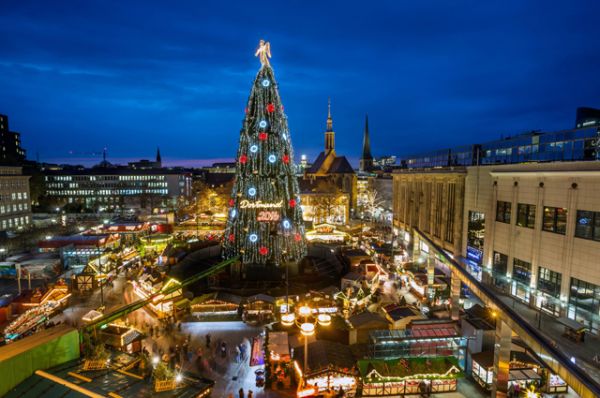 45-метровая ель и рождественская ярмарка в Дортмунде, Германия.