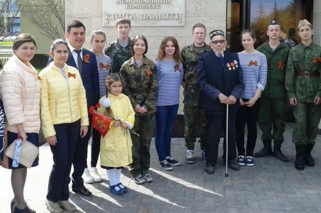 Поисковики и те, кто ищут своих пропавших родственников, у мемориала «Книга Памяти» в казанском парке Победы. 