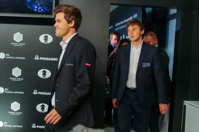 Чемпион мира по шахматам Магнус Карлсен и Сергей Карякин выходят на пресс-конференцию после финального матча