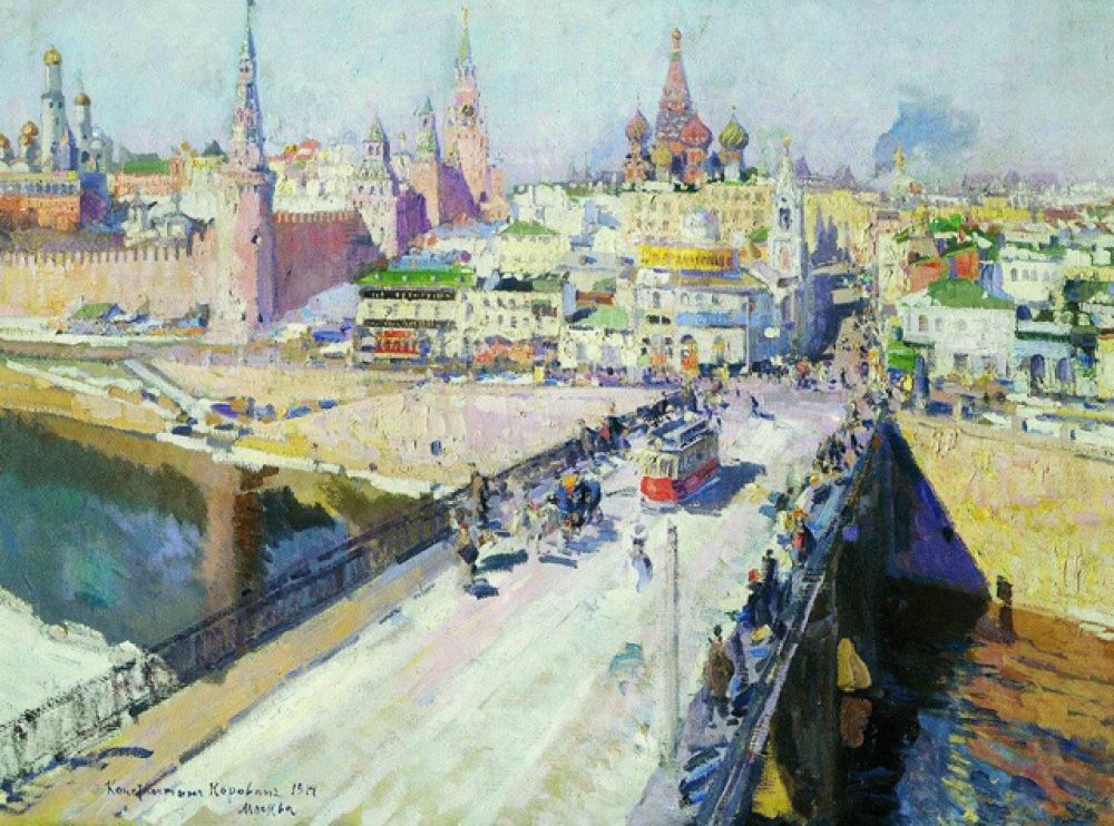 Хотя Коровин был коренным москвичом, любившим свой родной город, в его картинах изображения Москвы встречались достаточно редко. Картина «Москворецкий мост» (1914) представляет собой панораму с видом на Кремль, Собор Василия Блаженного и дома, стоявшие на месте Васильевского спуска и не дожившие до сегодняшнего времени.