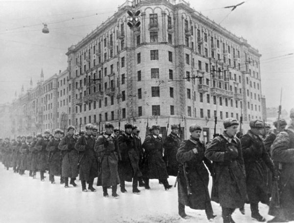 Маршевые роты отправляются на фронт прямо из Москвы. На заднем плане дом № 17 по Тверской улице.