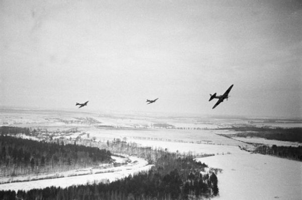 Советские самолеты облетают вражеские позиции под Москвой.