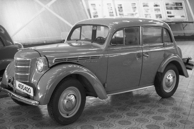 Автомобиль «Москвич-400» (выпуск 1946-1954 годы) — продукция Московского завода малолитражных автомобилей (ныне Автомобильный завод имени Ленинского комсомола), экспонат музея АЗЛК.