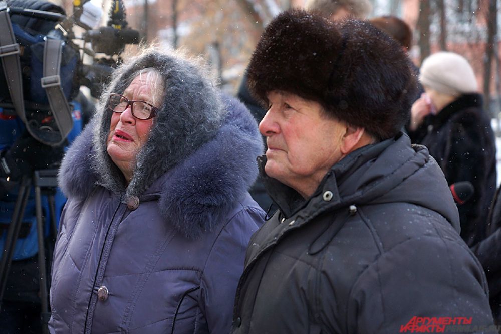 Многие не смогли сдержать слёз, вспоминая трагедию.