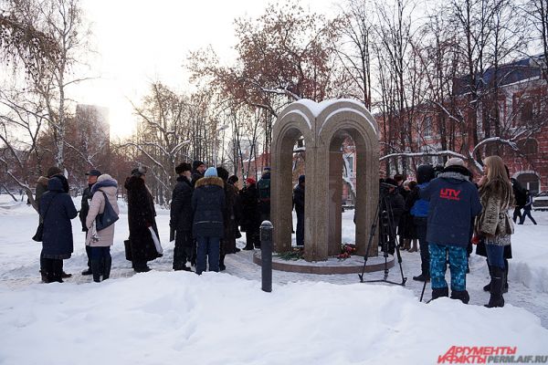 Траурная акция прошла у монумента, установленного в память о погибших в ночном клубе.