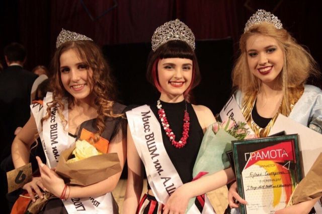 Победитель в номинации «Мисс стиль» Айза Гамзатова (в центре)