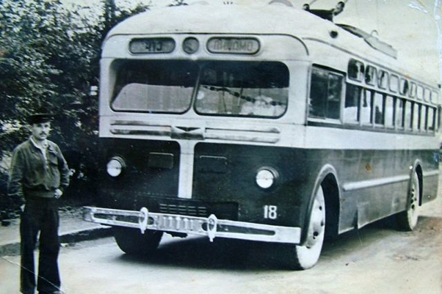 Троллейбус марки МТБ-82.