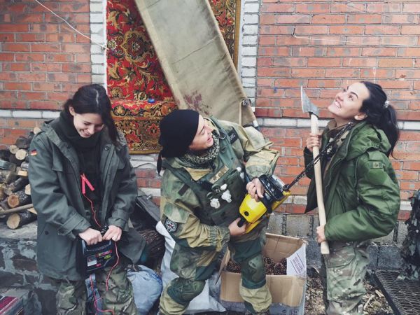 Наши девушки-волонтеры не унывают в зоне проведения боевых действий, даже скорее совсем наоборот