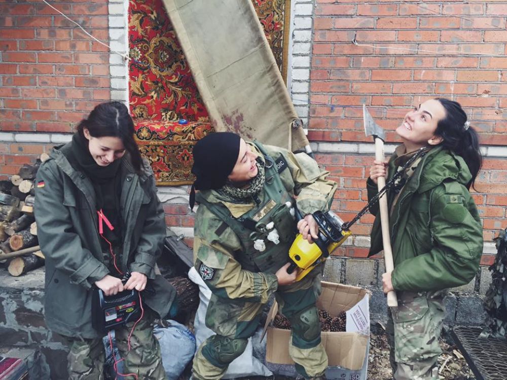 Наши девушки-волонтеры не унывают в зоне проведения боевых действий, даже скорее совсем наоборот