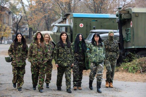 Это девушки-волонтеры из военного госпиталя города Днепр. Красавицы, что еще сказать