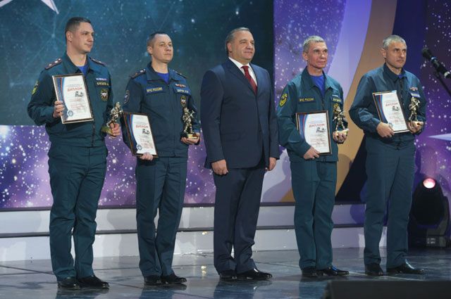 Лучшие сотрудники МЧС 1 декабря получили заслуженные награды.