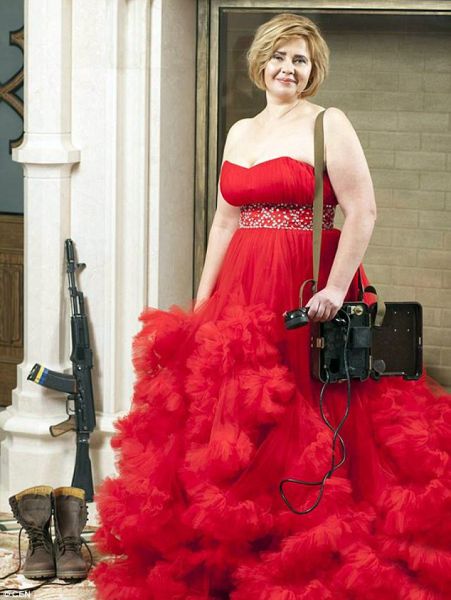 Ольга в шикарном красном платье и с радиооборудованием внушает нам образ связистки.