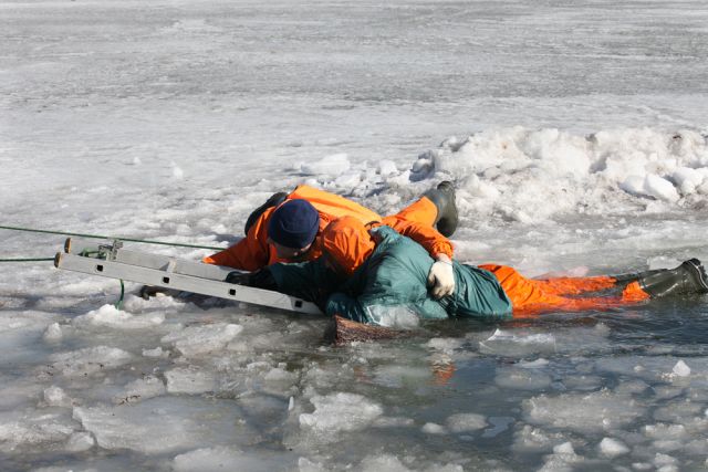 Рыбаки очень часто подвергают свою жизнь опасности. Фото с места учения МЧС по спасению людей, провалившихся под лед.