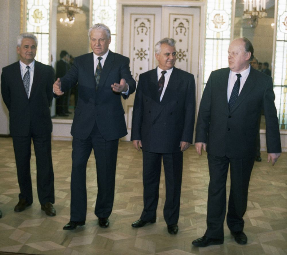Президент РФ Борис Ельцин (второй слева), Президент Украины Леонид Кравчук (второй справа) и Председатель Верховного Совета Белоруссии Станислав Шушкевич (справа) во время встречи в Беловежской пуще для подписания Соглашения о создании СНГ.