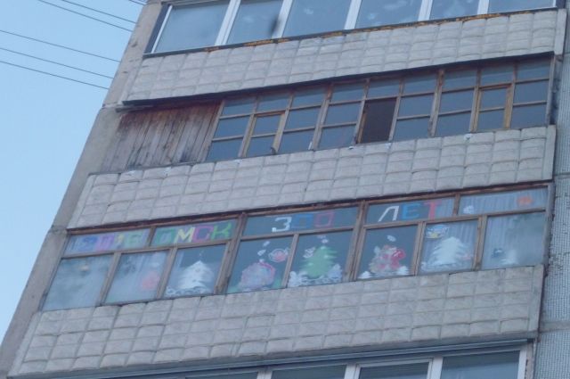 Жители Омска с удовольствием украшают свои дома. 