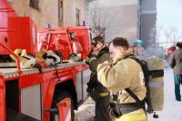 54 пожарных работало в горевшей электромастерской.