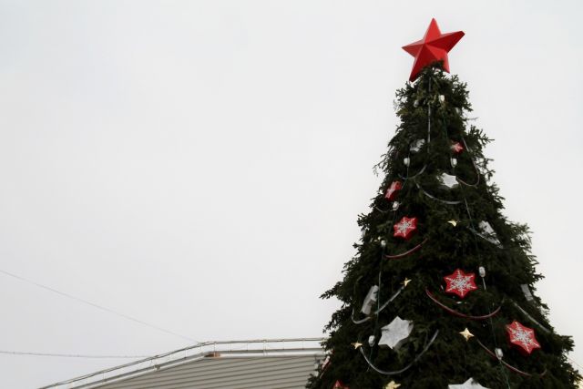 В округах Иркутска установят 140 новогодних ёлок. 