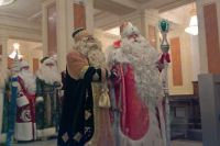 Дед Мороз встретился в Казани с Кыш Бабаем.