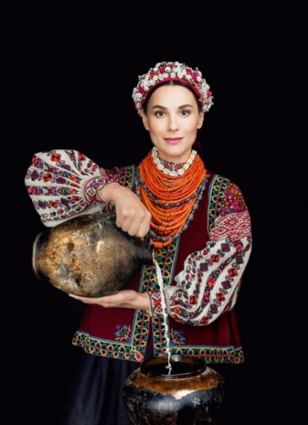 Маше Ефросининой очень к лицу украинский национальный костюм
