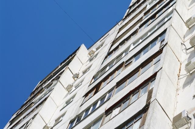 В Оренбурге с девятого этажа выпал мужчина