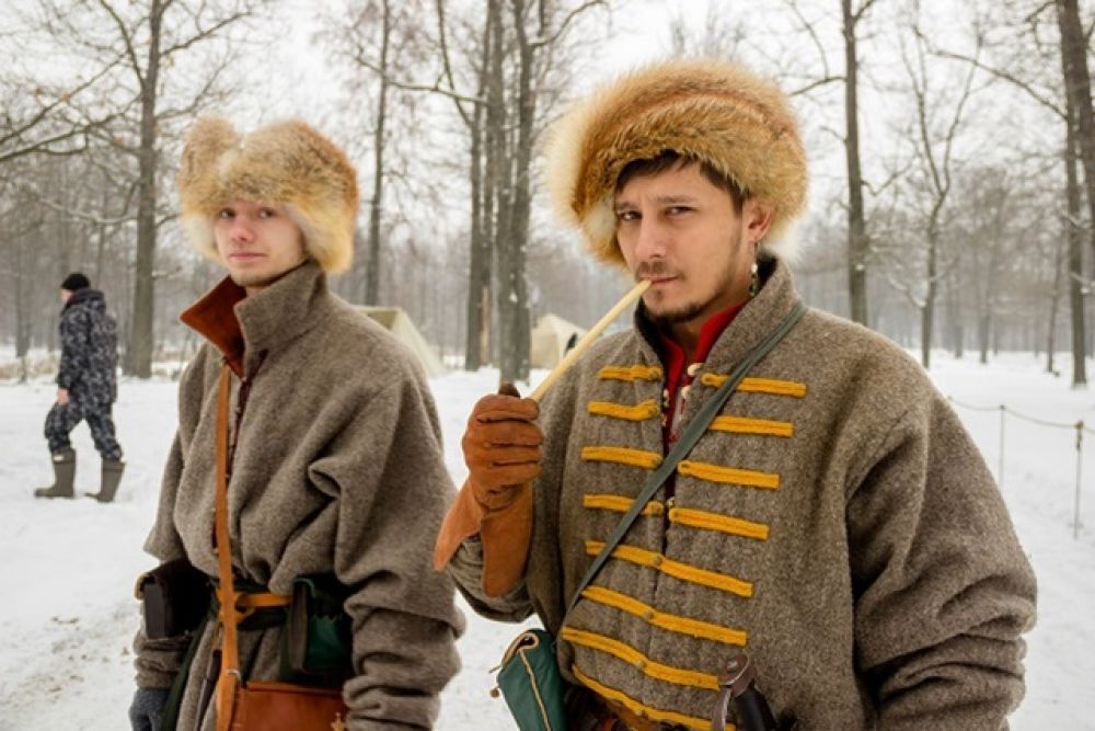 На один костюм может уйти несколько месяцев кропотливой работы. Все до последней пуговицы делается вручную, по старинным техникам и схемам.