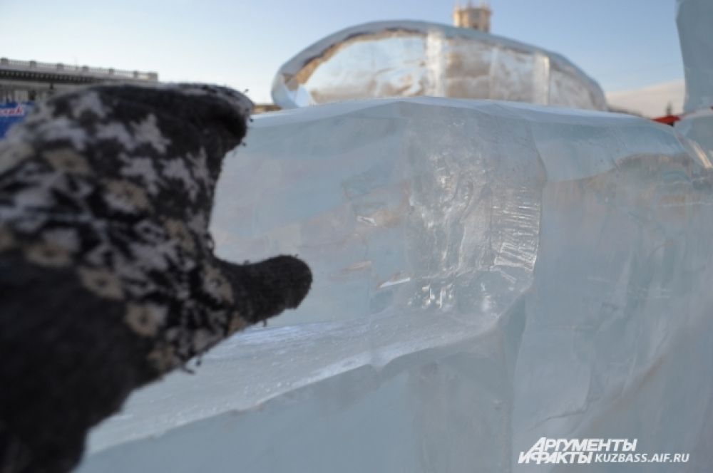 Лёд переливается на солнце, в нём видно каждую трещинку и пузырьки воды – до того он прозрачный.