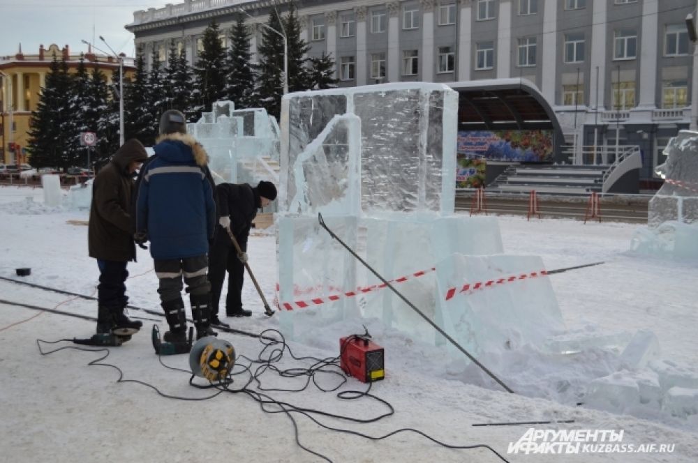 Всего было заготовлено 350 ледяных кубов, которые в итоге превратятся в ледовые скульптуры и будут установлены, по традиции, на главной площади областной столицы.
