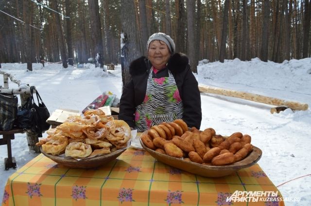 Своими сладостями, заготовками и даже мясными блюдами шорцы и телеуты часто угощают на национальных тюркских праздниках – к примеру, на «Чыл-Пажи», или в Новый год, когда он приходит по Саяно-Алтайскому календарю.