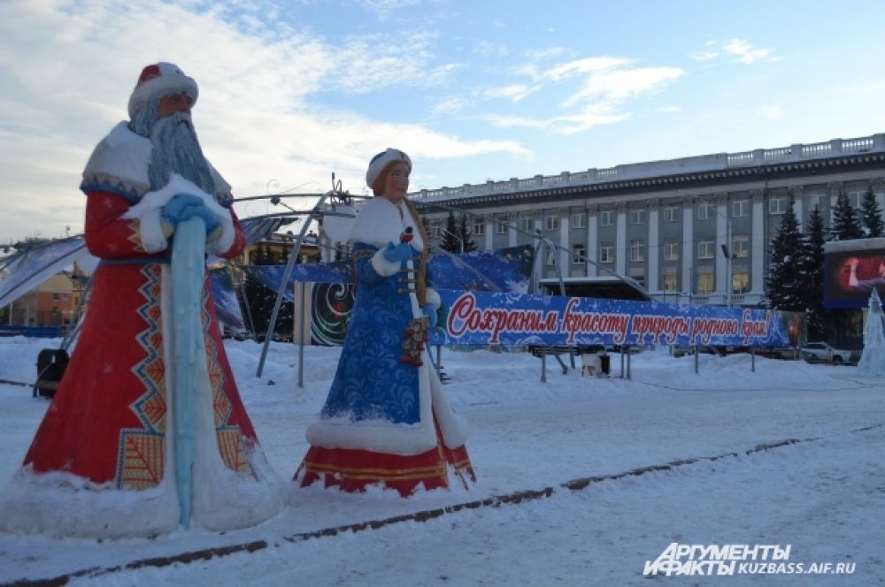 Всего же в Кемеровской области к новому году будет построено 463 снежных и ледяных городка, установлено 623 ёлки и обустроено 238 хоккейных коробки.