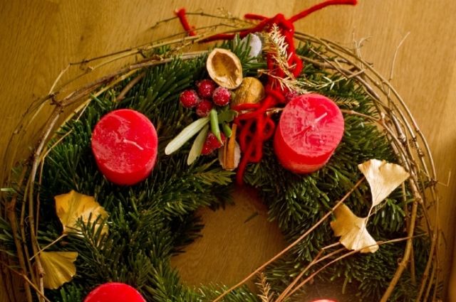 Украшение дома рождественским венком — это древняя традиция, которая пришла в Россию из западных стран.