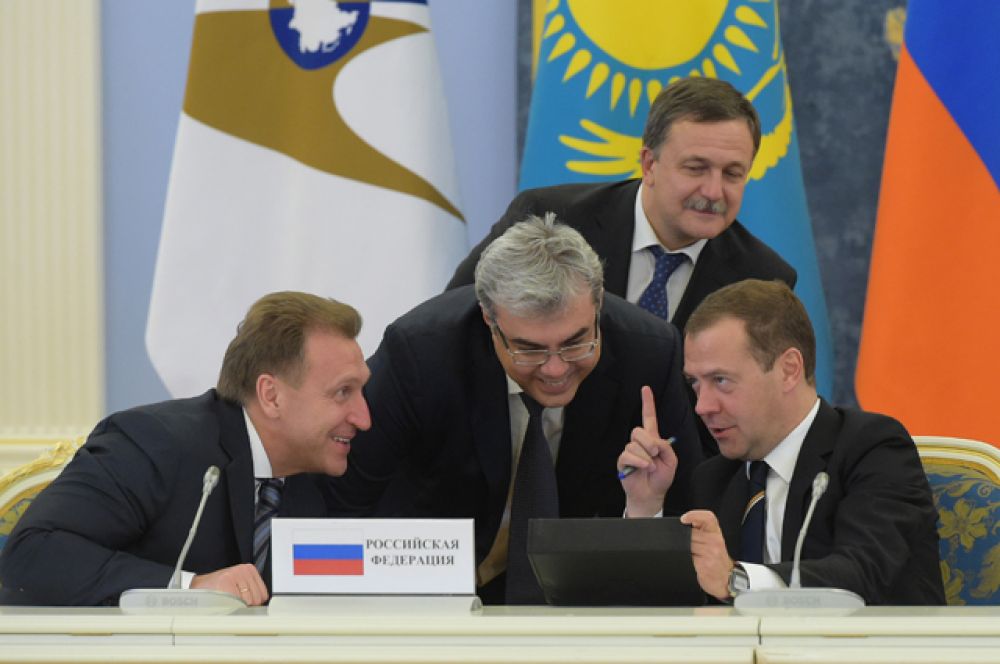 Русиано. Еще один мем, придуманный премьер-министром РФ. Произошло это в ходе Евразийского межправительственного совета в Москве. Медведев похвалил белорусского коллегу Андрея Кобякова за конструктивную работу. В ответ Кобяков пошутил, что благодарить за это следует не только его, но и кофе, который дал ему необходимую энергию. Медведев заявил, что американо «звучит неполиткорректно» и предложил переименовать напиток в русиано.