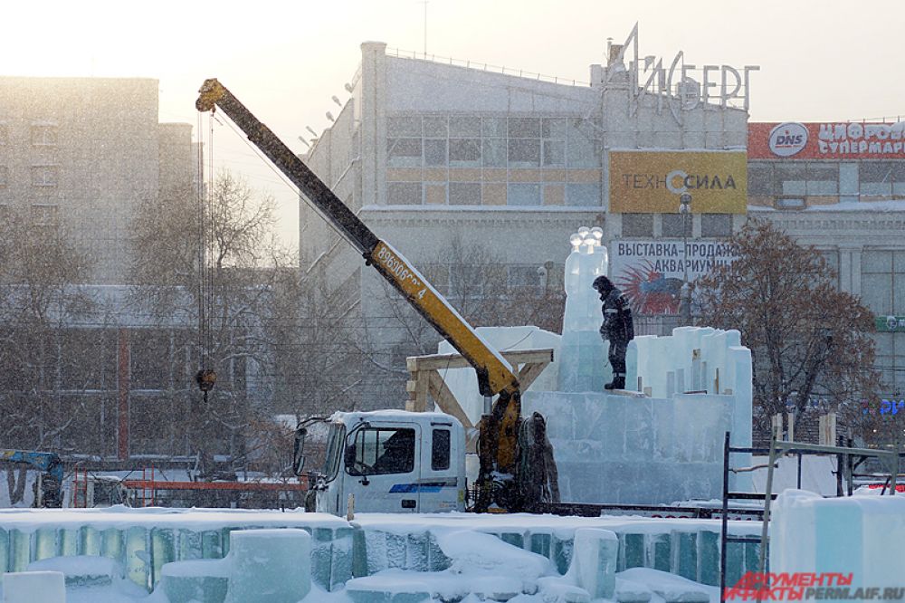Пермский ледовый городок размещается на городской эспланаде, её площадь составляет 3,5 гектара.