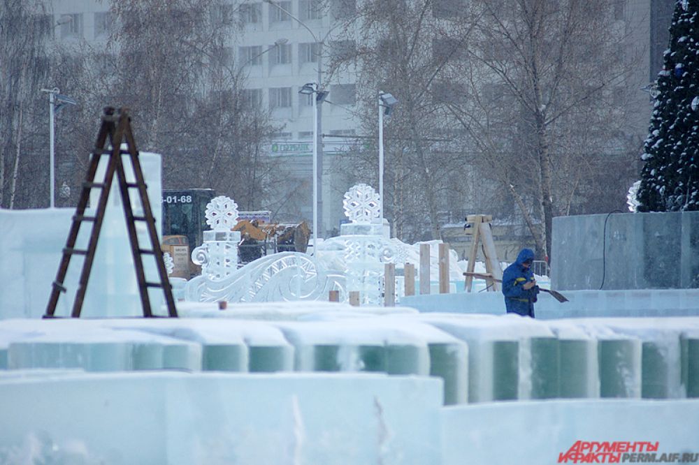 В центре города планируется возвести 21 ледовый объект – горки с 23 скатами, три ловушки, лабиринт, горки для малышей.