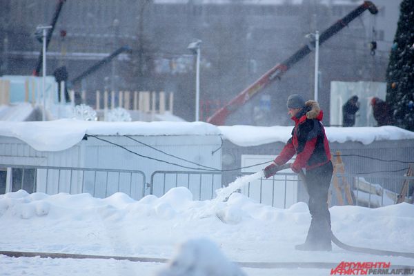 Несмотря на зимние уральские морозы, строители работают фактические круглые сутки.