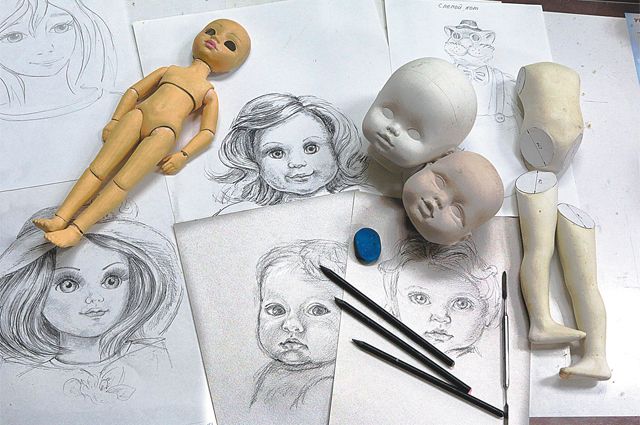 Процесс создания куклы начинается в мастерской художников. 