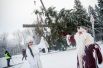 Проводить елку в Москву пришли жители окрестных деревень, а также Дед Мороз со Снегурочкой. 