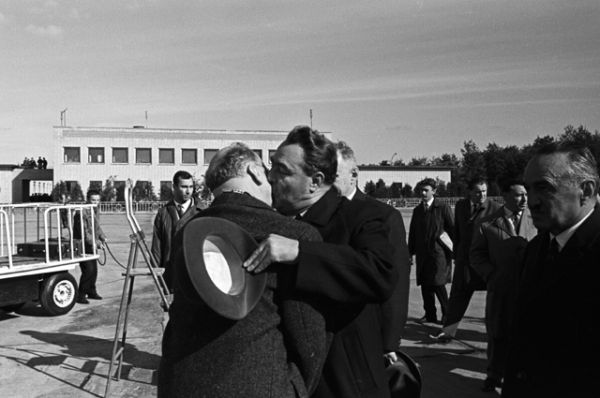 Генеральный секретарь ЦК КПСС Леонид Брежнев приветствует первого секретаря ЦК СЕПГ, председателя Государственного совета ГДР Вальтера Ульбрихта во время визита в СССР партийно-правительственной делегации ГДР. 1965 год