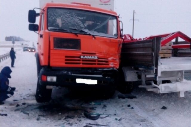 В Александровском районе в ДТП с грузовиками пострадал мужчина