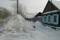 Анна Золотарева прислала в редакцию фотографию снежной кучи, которую создали коммунальщики. Оренбурженке самой пришлось расчищать дорогу к воротам дома. 
