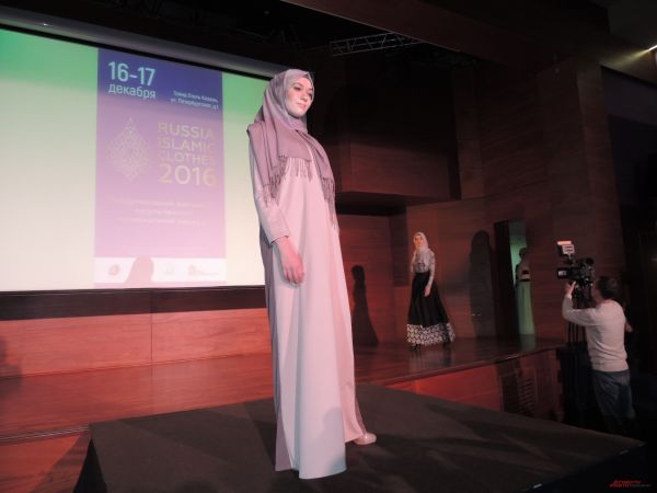 На показе была представлена одежда лучших дизайнеров из ОАЭ, Турции и России.
