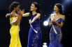 Девушки поздравляют участницу из Доминиканской Республики с титулом первой вице-мисс.