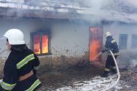 Сотрудники ГосЧс тушат пожар