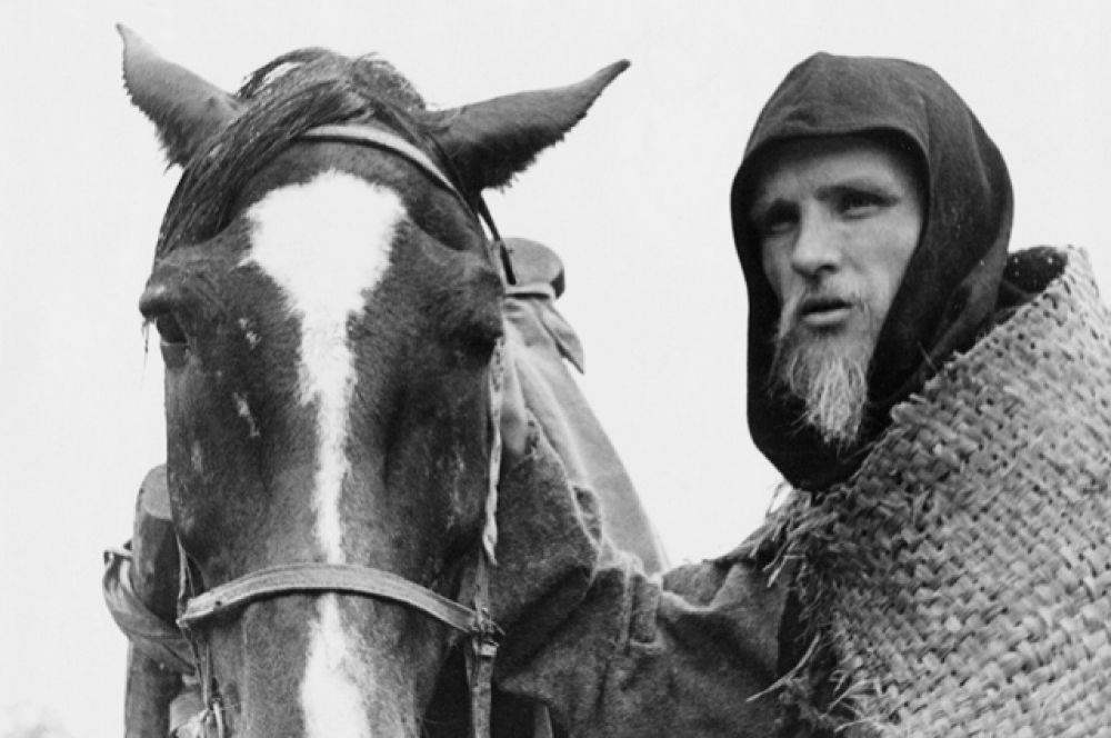 Историческая драма Андрея Тарковского «Андрей Рублёв» (1966). Это фильм-повествование, разделенный на 8 новелл-эпизодов, описывающий период неурядиц на Руси в начале XV века, как бы увиденных глазами монаха-иконописца Андрея Рублёва. Рейтинг IMDb: 8.40