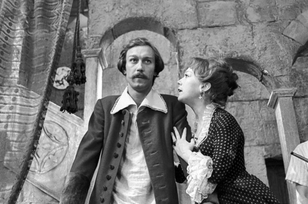 Телевизионный фильм «Тот самый Мюнхгаузен» (1979) — комическая фантазия о жизни, любви и смерти знаменитого барона Мюнхгаузена, жившего в XVIII веке и ставшего героем многих веселых книг и преданий. Рейтинг IMDb: 8.70
